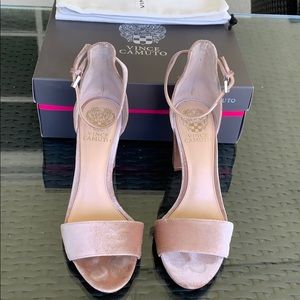 VINCE CAMUTO SANDALS SIZE 7